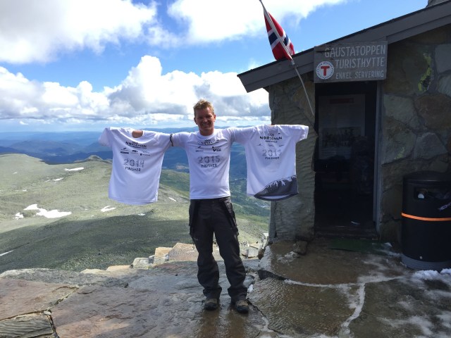 Samler på skjorter, 10 stk så har jeg den rosa, den rosa er kulere enn de svarte