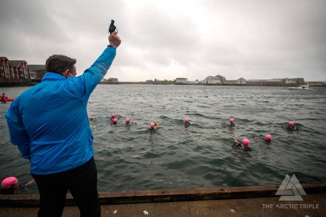Alle holder på å drukne fordi de må starte klokkene sine samtidig som skuddet går. foto: Kai-Otto Melau