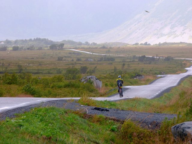 Grusom sidevind på dette strekket, men på slutten fikk jeg faktisk et solglimt her. Hvis du studerer bildet ser du også Hilde og Vibeke ikke langt foran meg, jeg såg de ikke. foto: Christian